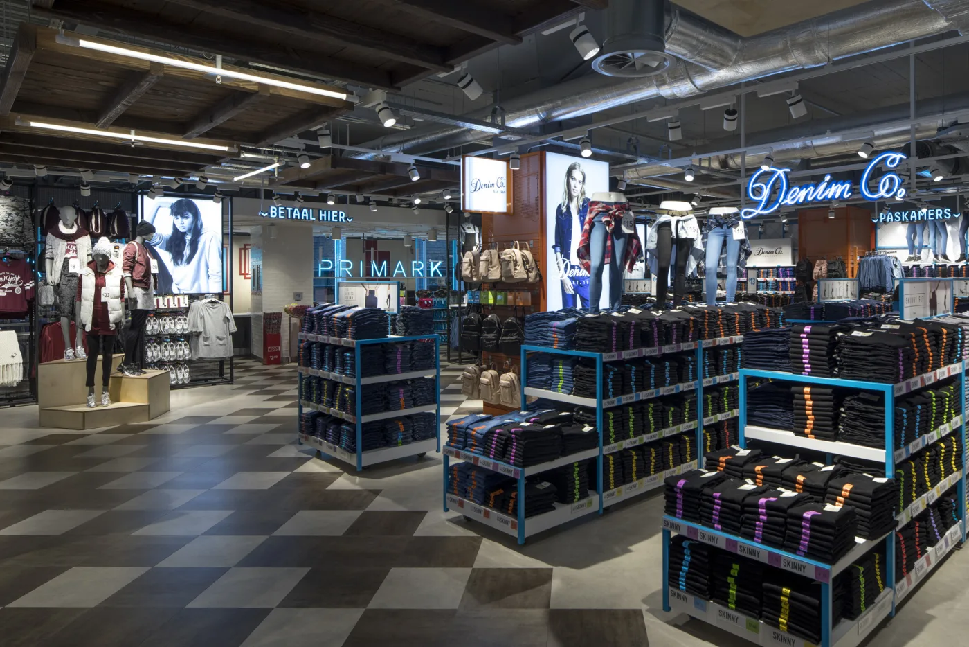 CL9 Amsterdam Damrak photo 8524 Ladieswear