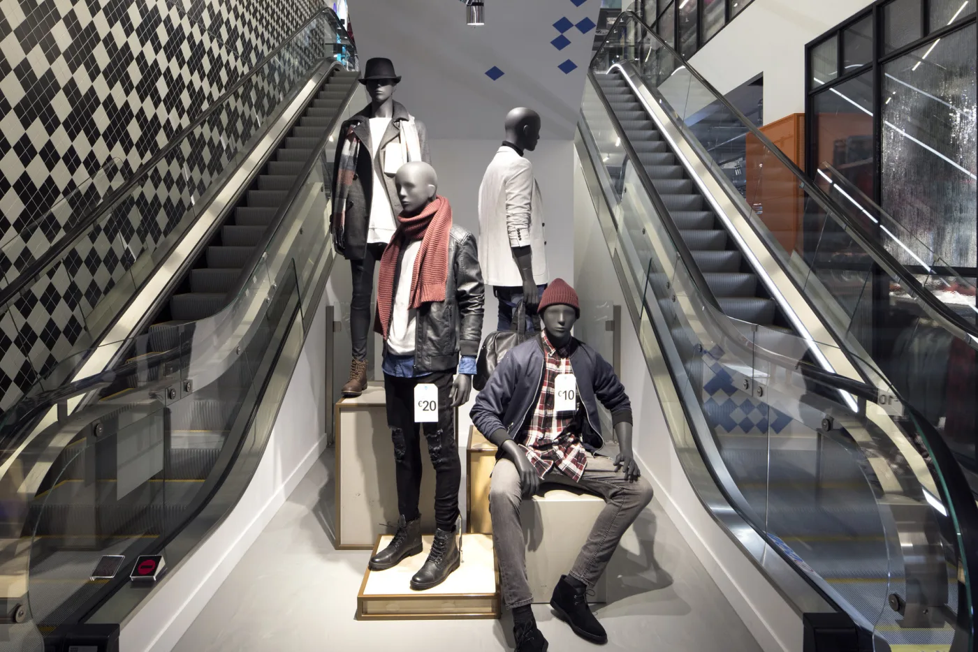 CL9 Amsterdam Damrak photo 8633 Mannequins