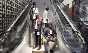 CL9 Amsterdam Damrak photo 8633 Mannequins